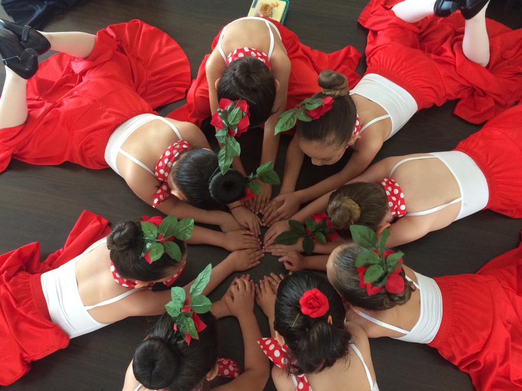 Niñas pequeñas en clase de flamenco baby formando un círculo