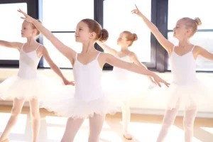 Niñas practicando ballet clásico en clase infantil en Madrid