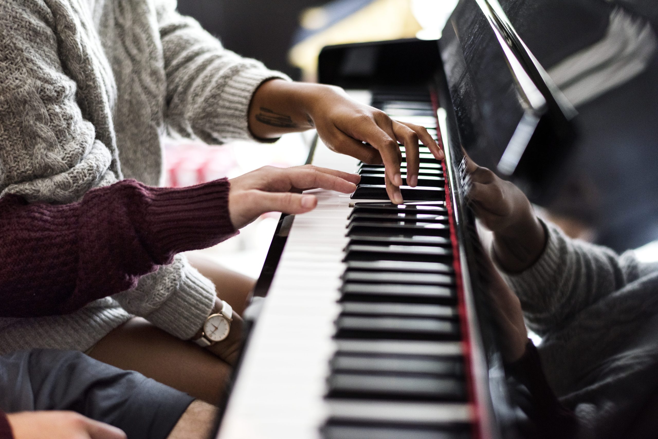 Alumno tocando el piano en clase de música en Al Compás de la Vaguada, Madrid