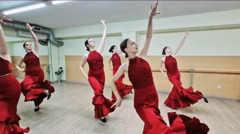 Alumnas interpretando flamenco con vestido rojo en clase