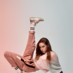 Alumna realizando movimiento urbano en clase de baile moderno