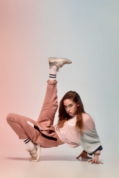 Alumna realizando movimiento urbano en clase de baile moderno