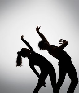 Clase de danza contemporánea para adultos con trabajo corporal expresivo