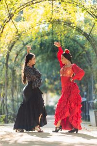 Baile de sevillanas con traje tradicional en clase para adultos