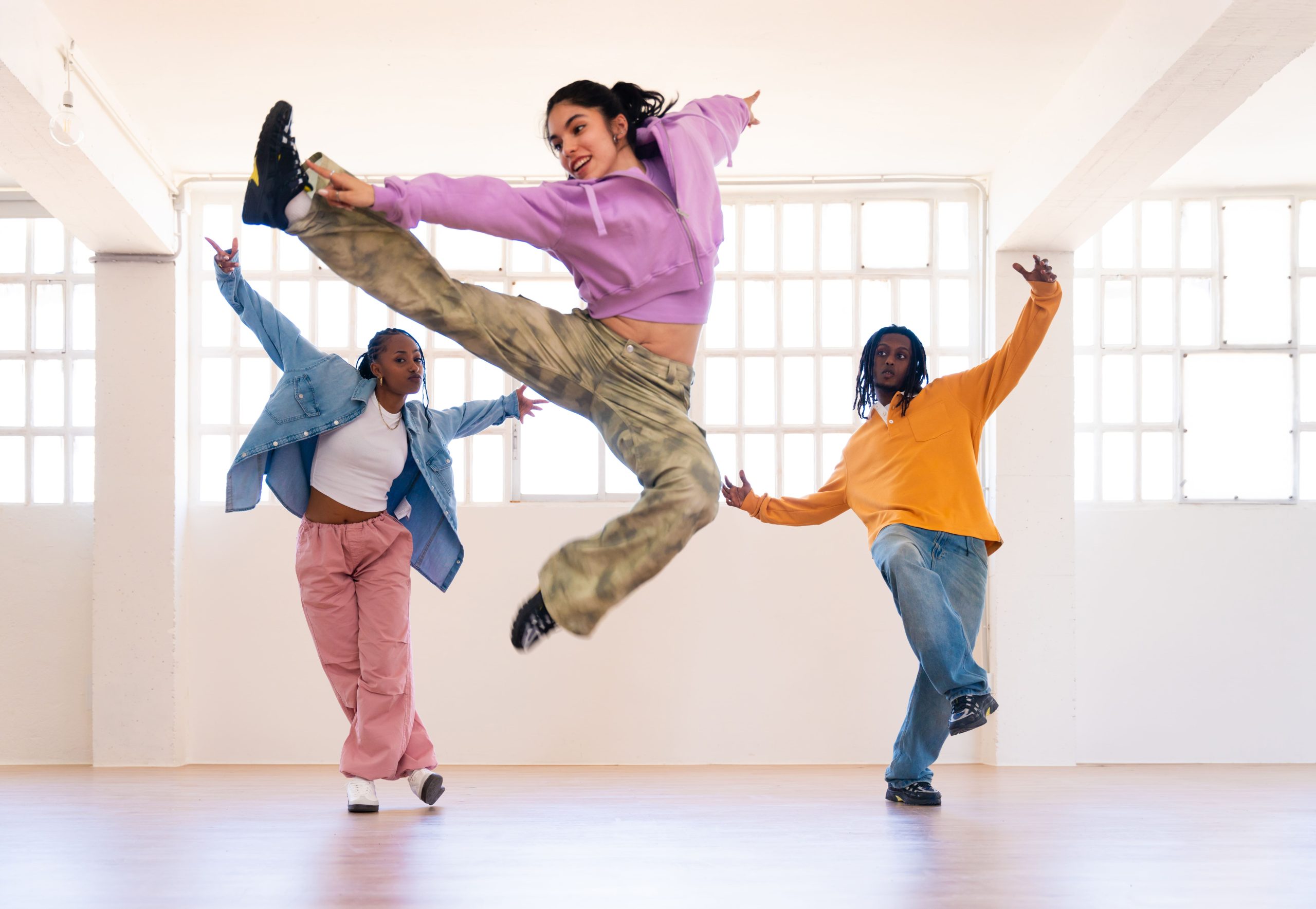 Clase de baile moderno para adultos en estudio de danza